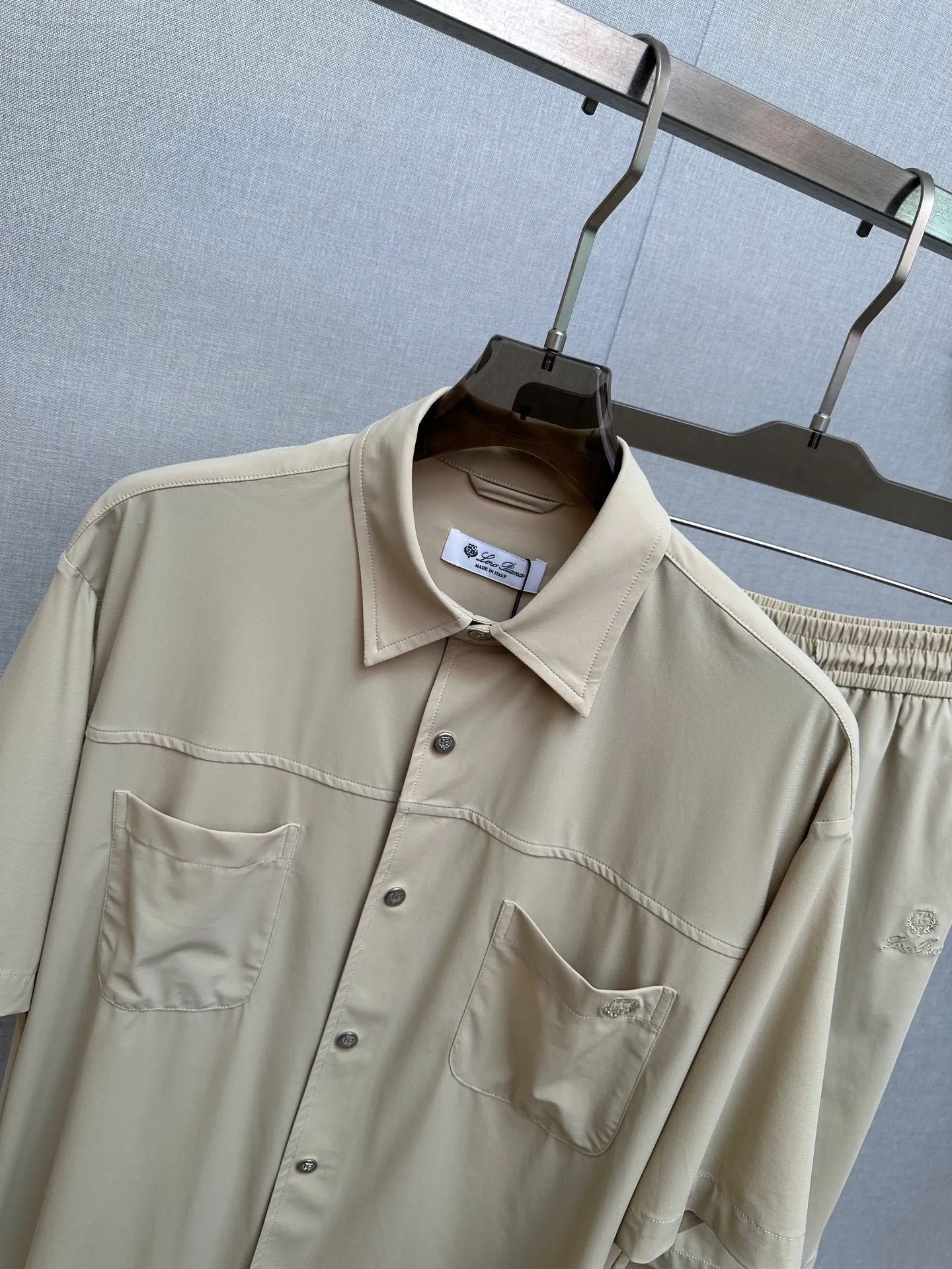 The LP New Arrival casual suit has exquisite and high-end details and a full sense of luxury. Customized Premium fabric, the upper body is crisp and stylish, comfortable and not tight. The clean and neat tailoring is full of urban style. You will feel good when you wear it. It is the first choice for Premium fashionistas. The upper body effect is super good! Sizes:M-3XL